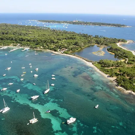 Carrousel Stud Cannes