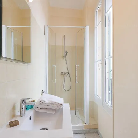 Carrousel Stud Apartment